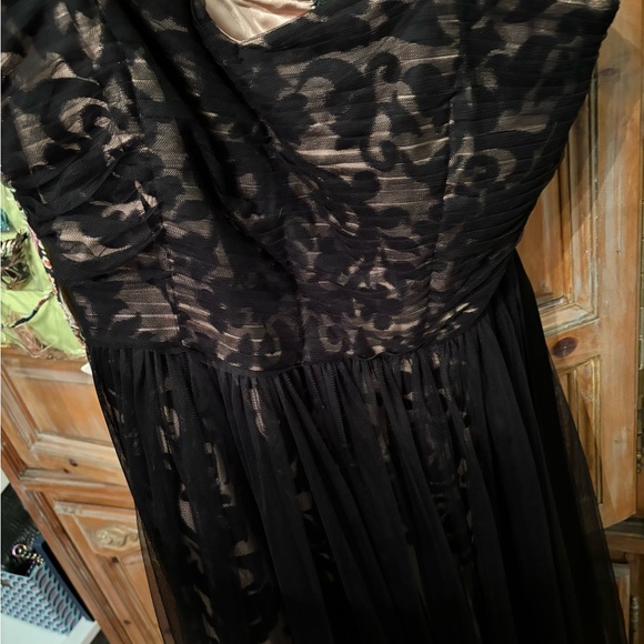 Gorgeous strapless stress - Picture 3 of 4